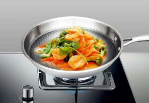 Why does a triple-layered steel saute pans provide a non-stick effect?插图