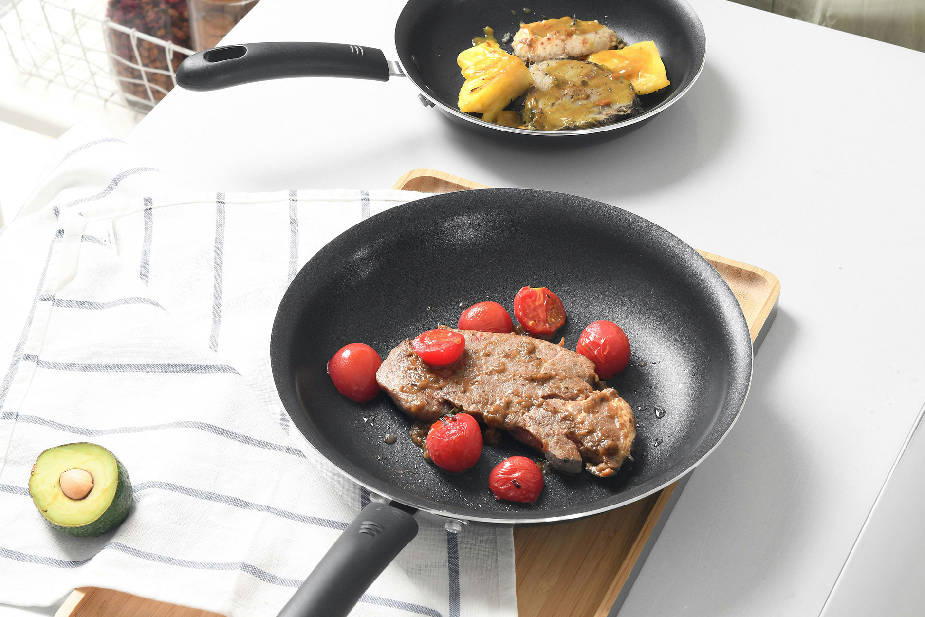 Why does a triple-layered steel saute pans provide a non-stick effect?缩略图